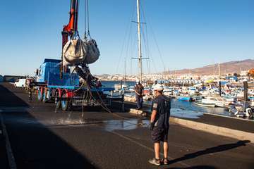 El Cabildo extrae 25 grandes sacas de plásticos y cabos, neumáticos y carros de la compra de los fondos del muelle de Taliarte/TA.